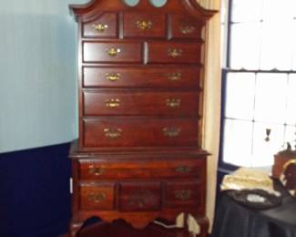 VINTAGE CHIPPENDALE MAHOGANY HIGHBOY WITH BROKEN PEDIMENT AND FINIAL