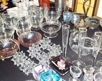 ABUNDANCE OF BEAUTIFUL GLASSWARE BOTH VINTAGE AND ANTIQUE