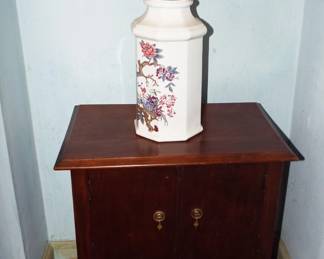 ANTIQUE SMALL FEDERAL DESIGN MAHOGANY DOORED TABLE