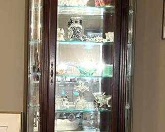 Thomasville Display cabinet/curio cabinet, in excellent condition! Beautiful!