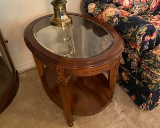 There are 2 matching side tables & a small coffee table