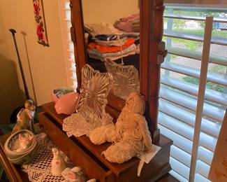 Gentleman’s mirror with drawer
