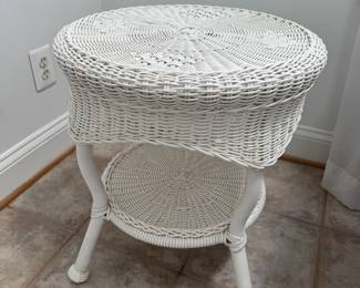 White Wicker Round 4 Leg Round Side Table (20"D x 21"H)