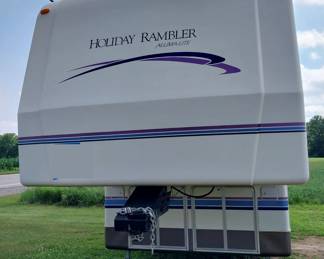 CAMPER: 1996 Holiday Rambler Alumalite 28’ 5th wheel with slideout