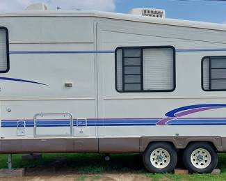 CAMPER: 1996 Holiday Rambler Alumalite 28’ 5th wheel with slideout