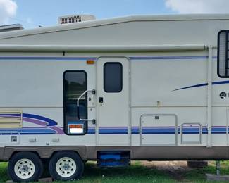 CAMPER: 1996 Holiday Rambler Alumalite 28’ 5th wheel with slideout