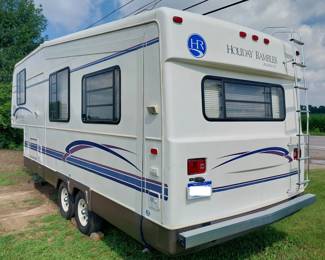 CAMPER: 1996 Holiday Rambler Alumalite 28’ 5th wheel with slideout