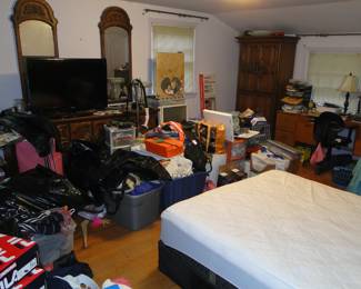 Bedroom loaded. Many new shoes (8) and clothes (S/M)