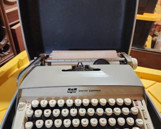 VINTAGE TYPEWRITER