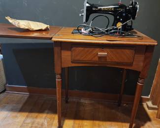 SINGER SEWING MACHINE 