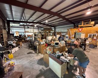 Huge shop with a ton of treasure!