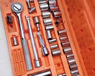 MICHIGAN INDUSTRIAL TOOL 3/8" DRIVE SOCKET SET, BOTH SHALLOW & DEEP SOCKETS, AN EXTENSION AND A RATCHET IN CASE