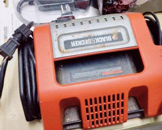 BLACK & DECKER 25 AMP 12 V BATTREY CHARGER