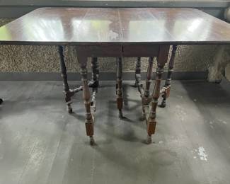 Gate leg table