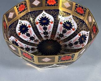 ROYAL CROWN DERBY "OLD IMARI" PATTERN PUNCH BOWL | Center bowl in gold with accents of dark blue and orange. Royal Crown Derby English Bone China. - h. 5 x dia. 11 in