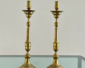 (2pc) PAIR ETCHED CONTINENTAL BRASS CANDLESTICKS | Brass candlestick holder matching pair, claw-footed and etched. - h. 22 x w. 5.75 x d. 5.75 in