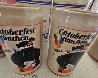 Vintage 1984 Munchen beer mugs  very good shape 
This style without lids $50 each , with lids $80 each 
