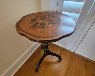 Another view of Hitchcock accent chair 