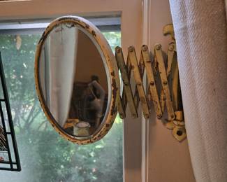 Expandable mirror