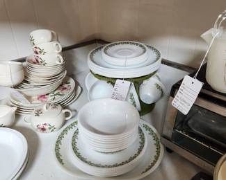 Corning Correlle Crazy daisy including Lazy Susan w/ Cup Hooks!