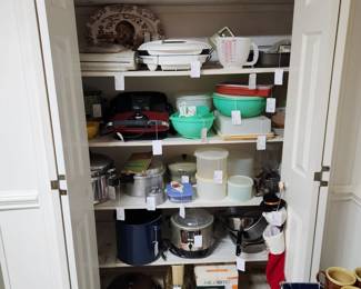 Lots of kitchen appliances inc vintage. Lots of Tupperware