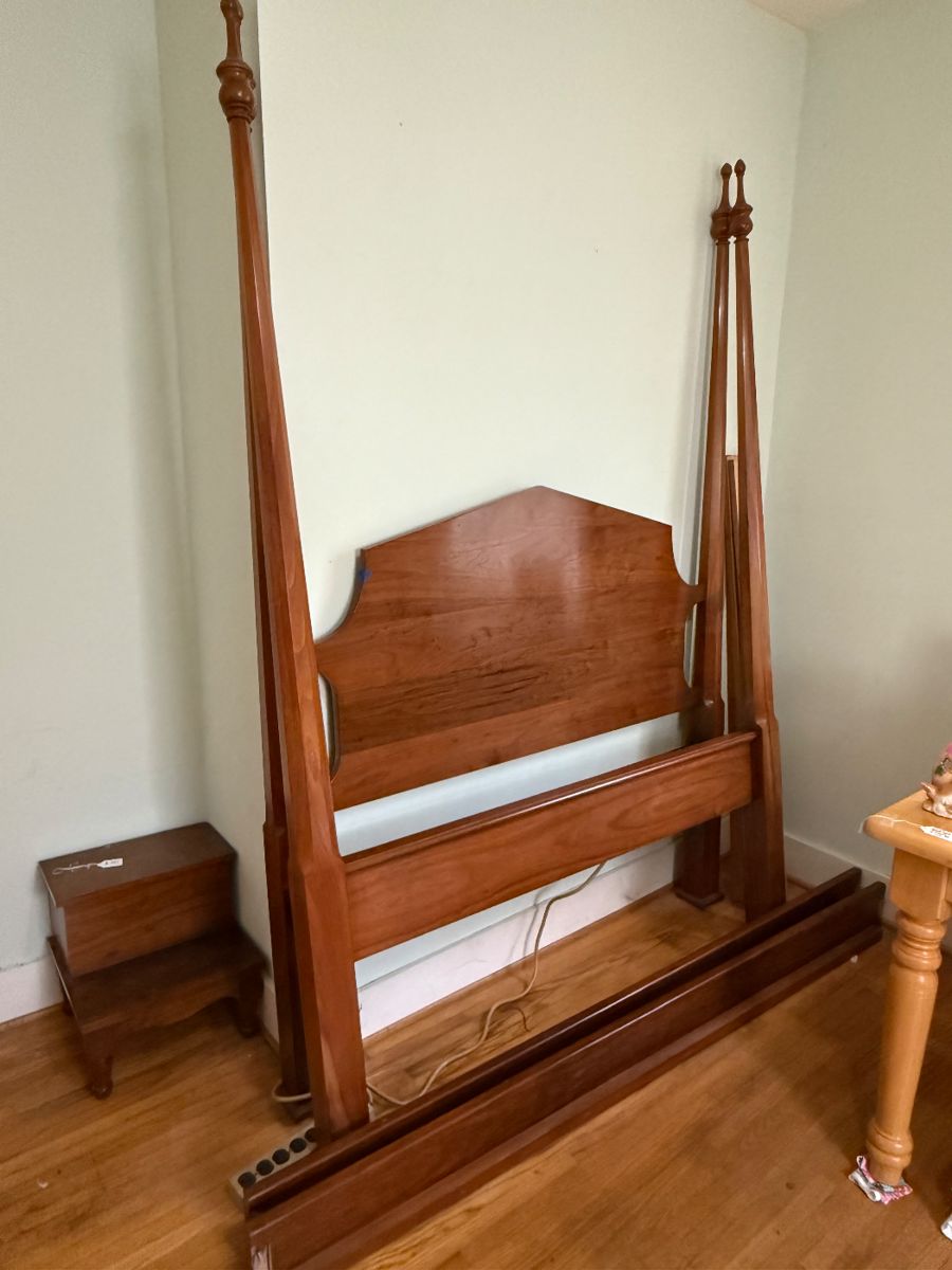 Colonial House Walnut Pencil Post Bed - Regular