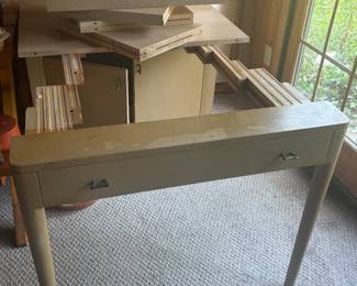 Expanding buffet table with 4 leafs. Roughly 9ft long when expanded.