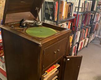 Antique Victrola that works, just needs needles