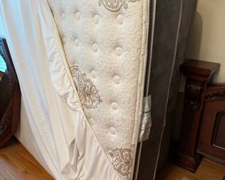 Queen mattress and box spring 