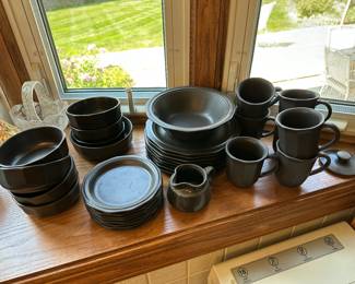 Pfaltzgraff Heritage Brown dish set