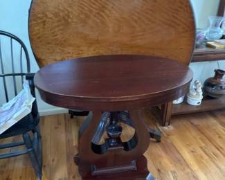 Mahogany Round Pedestal Table