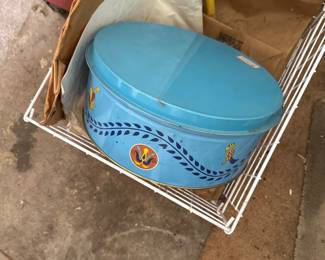 vintage pennsylvania dutch round tin
