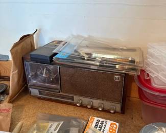 Vintage Realistic AM/FM Radio