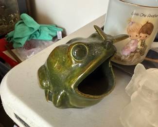 ceramic frog holder