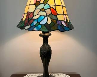 158 Slag Glass Accent Table Lampmin