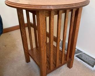 158 Bassett Arts Crafts Round Side Tablemin