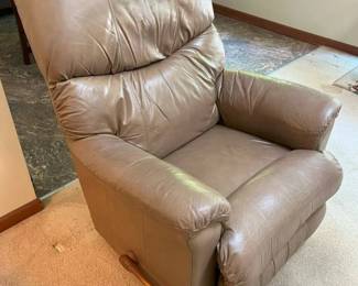 158 LaZBoy Large Leather Reclinermin