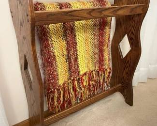 158 Oak Quilt Standmin