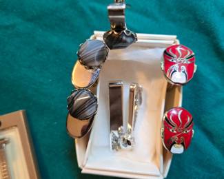 Look at those cufflinks!!!!