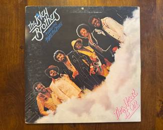 The Isley Brothers – The Heat Is On / PZ 33536