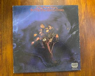 The Moody Blues – On The Threshold Of A Dream / DES 18025