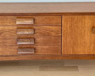MCM Circa 1960's Bath Cabinet Makers Sideboard.
Bath Cabinet Makers African Teak & Rosewood Sideboard, sold through Heals of London. 1960s.
Beautifully crafted piece comprising of one opening door to the left and two to the right revealing capacious interiors with adjustable shelving. Between these four drawers with a cutlery drawer. Furnished with beautiful curved solid rosewood handles. A quality piece of furniture.