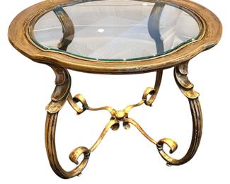 Glass and metal end table
Located in Houma- appointment needed