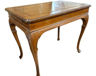 End table with 2 pull out shelves
Located at store- no appointment needed