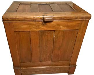 Medium sized antique ice box
Located in Thibodaux- appointment needed