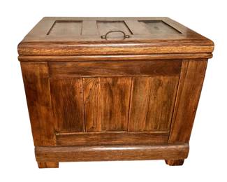 Small antique ice box
Located in Thibodaux- appointment needed