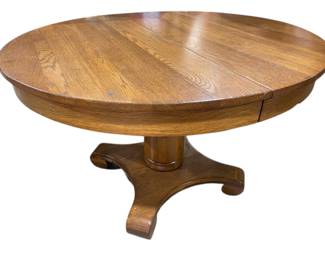 Round oak dining table
Located in Thibodaux- appointment needed