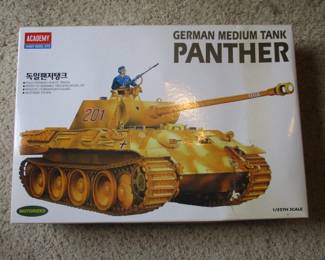 Academy 1/25 German Panther Tank ( Motorized)