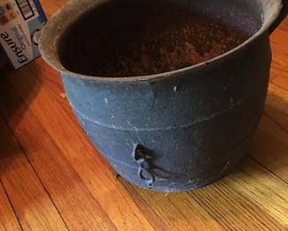 Smaller cast iron pot 