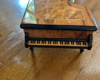 Grandiose Italian Sorrento Wood Piano Music and Jewelry Box, 18 note, mint condition